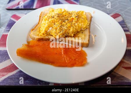 Salmone affumicato con uova strapazzate su pane tostato Foto Stock