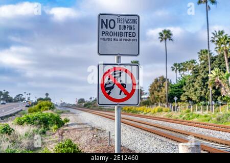 Non camminare sulla ferrovia segno e non Trespassing e dumping Accedi a San Diego CA Foto Stock