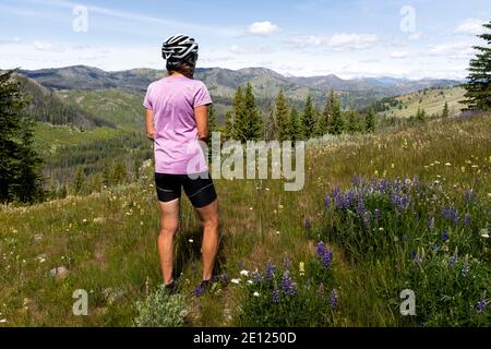 WA17508-00..... WASHINGTON - Vicky Spring ammira la vista dalla cima del cranio e del crossbone Ridge nella sezione Loomis state Forest del BDR, B. Foto Stock