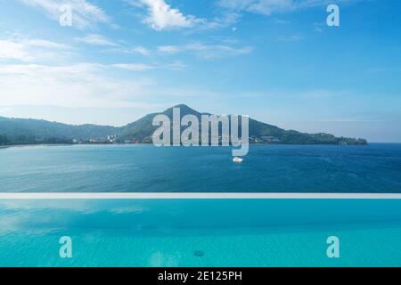 Piscina con scala sul tetto dell'edificio Vista sul mare tropicale, Villa di lusso sulla spiaggia con piscina vista mare in des moderno Foto Stock