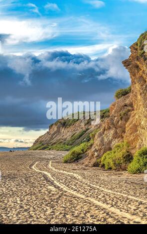 Laguna Beach California paesaggio con pneumatici cingolati sulla sabbia lungo montagna e mare Foto Stock