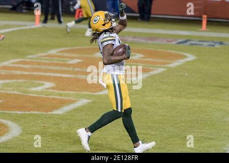 Chicago, Stati Uniti. 3 gennaio 2021. Il grande ricevitore di Green Bay Packers Davante Adams (17) celebra il suo quarto trimestre contro gli orsi di Chicago al Soldier Field di Chicago domenica 3 gennaio 2021. I Green Bay Packers hanno sconfitto i Chicago Bears 35-16. Photo by Mark Black/UPI Credit: UPI/Alamy Live News Foto Stock