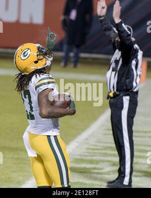 Chicago, Stati Uniti. 3 gennaio 2021. Il grande ricevitore di Green Bay Packers Davante Adams (17) celebra il suo quarto trimestre contro gli orsi di Chicago al Soldier Field di Chicago domenica 3 gennaio 2021. I Green Bay Packers hanno sconfitto i Chicago Bears 35-16. Photo by Mark Black/UPI Credit: UPI/Alamy Live News Foto Stock