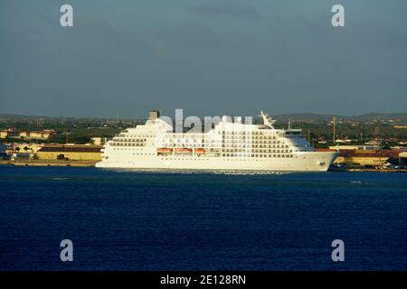 Oranjestad, Aruba - 16 novembre 2018 - nave da crociera Regent Seven Seas attraccata sul porto Foto Stock