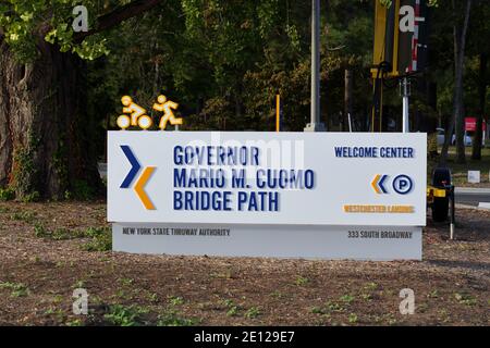 Segnaletica per il Governatore Mario M. Cuomo Bridge, sentiero pedonale e ciclabile a Tarrytown, New York. Foto Stock