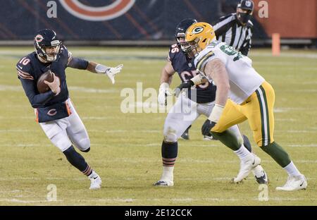 Chicago, Stati Uniti. 3 gennaio 2021. Chicago Bears Quarterback Mitchell Trubisky (10) scrambles con la palla durante il secondo trimestre contro i Green Bay Packers al Soldier Field di Chicago domenica 3 gennaio 2021. I Green Bay Packers hanno sconfitto i Chicago Bears 35-16. Photo by Mark Black/UPI Credit: UPI/Alamy Live News Foto Stock