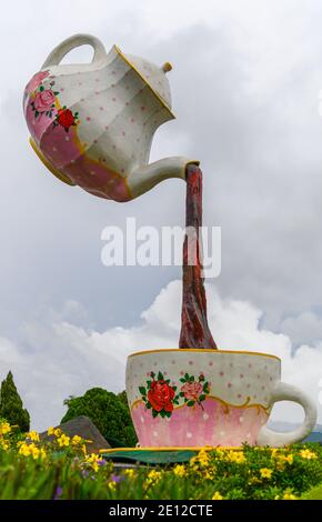 Teiera e coppa di scultura per Sabah Tea Company Foto Stock