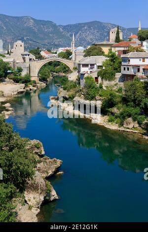 Un subacqueo che salta dal Ponte Vecchio (Stari Most) attraverso il fiume Neretva a Mostar, Bosnia-Erzegovina Foto Stock