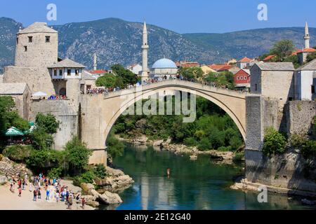 Un subacqueo che salta dal Ponte Vecchio (Stari Most) attraverso il fiume Neretva a Mostar, Bosnia-Erzegovina Foto Stock