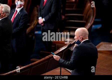 Washington, Stati Uniti. 3 gennaio 2021. STATI UNITI - 3 GENNAIO: Il Rep. Chip Roy, R, Texas, sfida la sede dei legislatori provenienti da Arizona, Georgia, Michigan, Nevada, Pennsylvania e Wisconsin sul pavimento della Casa nel Campidoglio il primo giorno del 117° Congresso di Domenica, 3 gennaio 2021. (Foto di Bill Clark/Pool/Sipa USA) Credit: Sipa USA/Alamy Live News Foto Stock