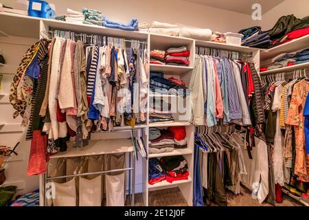 Armadio / ripostiglio con abbigliamento donna Foto stock - Alamy