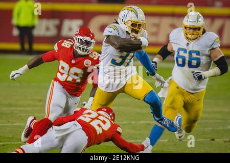 Kansas City, Stati Uniti. 3 gennaio 2021. Los Angeles Chargers running back Kalen Ballage (31) salta sopra Kansas City Chiefs libera sicurezza Juan Thornhill (22) nel terzo trimestre a Arrowhead Stadium a Kansas City domenica 03 gennaio 2021. Photo by Kyle Rivas/UPI Credit: UPI/Alamy Live News Foto Stock