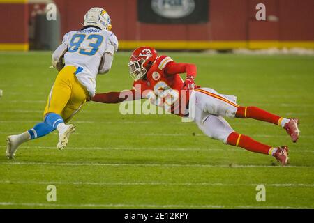 Kansas City, Stati Uniti. 3 gennaio 2021. Il ricevitore di Los Angeles Chargers Wide Tyron Johnson (83) evita il Cornerback dei Kansas City Chiefs BoPete Keyes (29) all'Arrowhead Stadium di Kansas City domenica 03 gennaio 2021. Photo by Kyle Rivas/UPI Credit: UPI/Alamy Live News Foto Stock