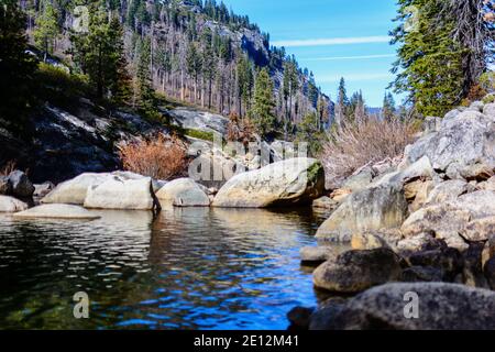 Il limpido torrente di montagna scorre attraverso il terreno roccioso del Parco Nazionale di Yosemite, California, Stati Uniti. Foto Stock