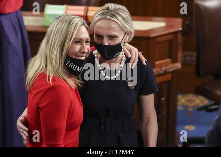 Washington, Stati Uniti. 3 gennaio 2021. L'eletto rappresentante Marjorie Taylor Greene (R-GA) (L) attende durante i voti la prima sessione del 117° Congresso nella Camera del Parlamento al Campidoglio degli Stati Uniti domenica 3 gennaio 2021 a Washington, DC. Entrambe le camere tengono rare sessioni domenicali per aprire il nuovo Congresso il 3 gennaio, come richiesto dalla Costituzione. Foto in piscina di Tasos Katopodis/UPI Credit: UPI/Alamy Live News Foto Stock