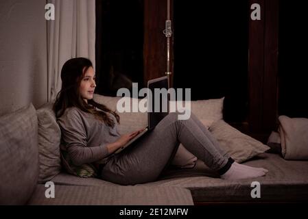 Donna che lavora durante la notte a casa - concetto per lavorare, liberarsi, studiare, lavorare da casa Foto Stock