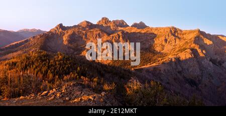 Immagine panoramica dell'alba al punto panoramico Seven Devils from Heaven's Gate; alcuni fumo formano incendi boschivi visibili sullo sfondo. Foto Stock