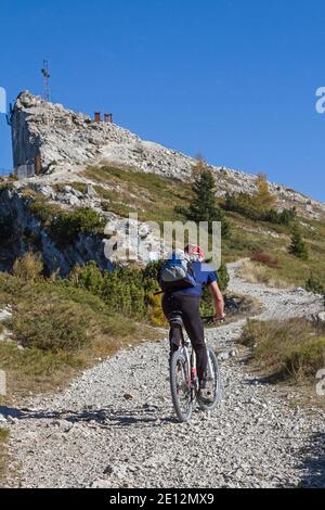 Tour in mountain bike fino alla cima del Pizzo di Levico sulla quota 1908 m di Vezzena, un insediamento militare della prima guerra mondiale, costruito dalla A Foto Stock