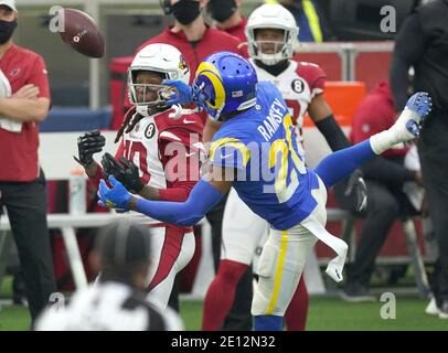 Inglewood, Stati Uniti. 3 gennaio 2021. Il destinatario degli Arizona Cardinals DeAndre Hopkins (L) ha abbattuto la palla Los Angeles Rams Cornerback Jalen Ramsey al SoFi Stadium di Inglewood, California, domenica 3 gennaio 2021. I Rams sconfissero i Cardinali 18-7. Foto di Jon SooHoo/UPI Credit: UPI/Alamy Live News Foto Stock