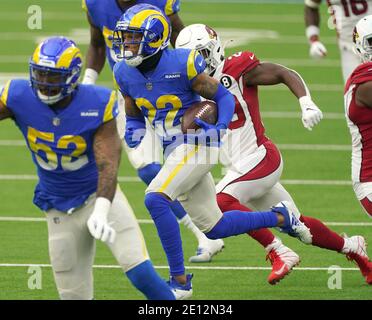 Inglewood, Stati Uniti. 3 gennaio 2021. Los Angeles Rams Cornerback Troy Hill (22) corre indietro e intercettare per un touchdown contro gli Arizona Cardinals al SoFi Stadium di Inglewood, California, domenica 3 gennaio 2021. I Rams sconfissero i Cardinali 18-7. Foto di Jon SooHoo/UPI Credit: UPI/Alamy Live News Foto Stock