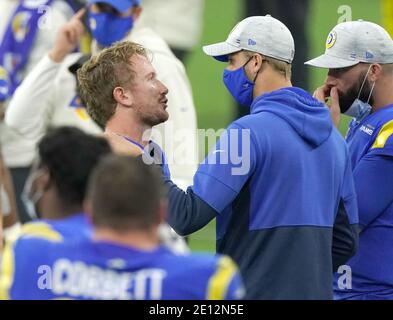 Inglewood, Stati Uniti. 3 gennaio 2021. Vincitore del gioco, il quarto di Los Angeles Rams John Wolford (L) si congratula con il compagno di squadra ferito, il quarto Jared Goff dopo la vittoria sugli Arizona Cardinals allo stadio SoFi di Inglewood, California, domenica 3 gennaio 2021. I Rams hanno sconfitto i Cardinali 18-7.Foto di Jon SooHoo/UPI Credit: UPI/Alamy Live News Foto Stock