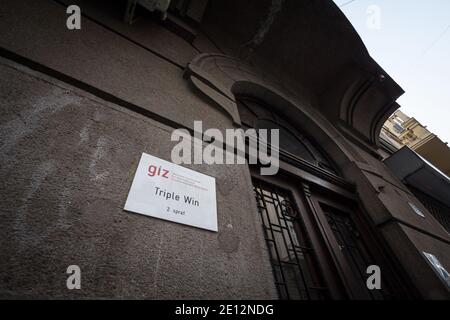 BELGRADO, SERBIA - 12 MAGGIO 2020: Logo GIZ sul loro ufficio per la Serbia. GIZ, o deutsche gesellschaft fur internationale zusammenarbeit, è la co tedesca Foto Stock