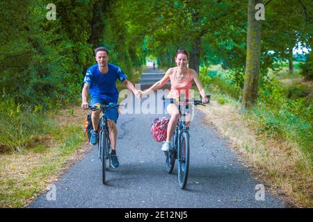 Uomo, Donna, coppia, ciclista, testa-su Foto Stock