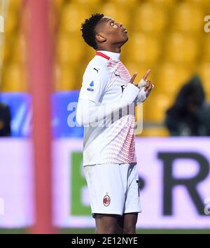 Benevento, Italia. 3 gennaio 2021. Il Rafael Leao dell'AC Milan celebra il punteggio ottenuto durante una partita tra Benevento e AC Milan a Benevento, Italia, 3 gennaio 2021. Credit: Daniele Mascolo/Xinhua/Alamy Live News Foto Stock