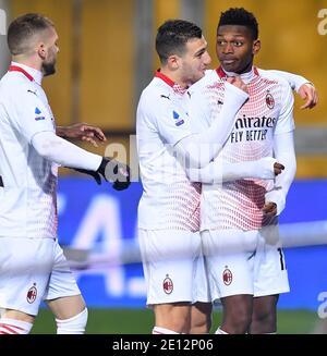 Benevento, Italia. 3 gennaio 2021. Il Rafael Leao (R) di AC Milan celebra il punteggio ottenuto durante una partita tra Benevento e AC Milan a Benevento, Italia, 3 gennaio 2021. Credit: Daniele Mascolo/Xinhua/Alamy Live News Foto Stock