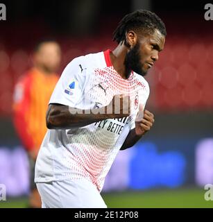 Benevento, Italia. 3 gennaio 2021. Frank Kessie di AC Milan celebra il suo obiettivo durante una partita tra Benevento e AC Milan a Benevento, Italia, 3 gennaio 2021. Credit: Daniele Mascolo/Xinhua/Alamy Live News Foto Stock