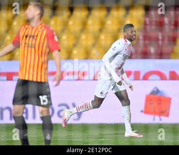 Benevento, Italia. 3 gennaio 2021. Il Rafael Leao dell'AC Milan celebra il punteggio ottenuto durante una partita tra Benevento e AC Milan a Benevento, Italia, 3 gennaio 2021. Credit: Daniele Mascolo/Xinhua/Alamy Live News Foto Stock