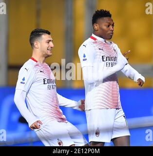 Benevento, Italia. 3 gennaio 2021. Il Rafael Leao (R) di AC Milan celebra il punteggio ottenuto durante una partita tra Benevento e AC Milan a Benevento, Italia, 3 gennaio 2021. Credit: Daniele Mascolo/Xinhua/Alamy Live News Foto Stock