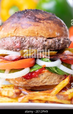 Hamburger con patatine fritte Foto Stock