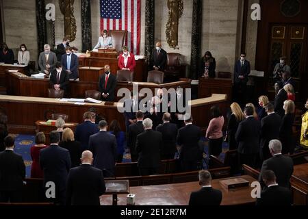 Membri repubblicani della Camera dei rappresentanti degli Stati Uniti della Louisiana, tra cui il rappresentante statunitense Mike Johnson (repubblicano della Louisiana), la minoranza statunitense Ship Steve Scalise (repubblicano della Louisiana), il rappresentante degli Stati Uniti Clay Higgins (repubblicano della Louisiana), E il rappresentante degli Stati Uniti Garret Graves (repubblicano della Louisiana) guida la Camera in un momento di silenzio per Luke Letlow, eletto deputato della Louisiana, Morto a causa della malattia del coronavirus (COVID-19) pochi giorni prima di aver prestato giuramento di incarico come rappresentante neoeletto, nella sede della Camera durante il Foto Stock