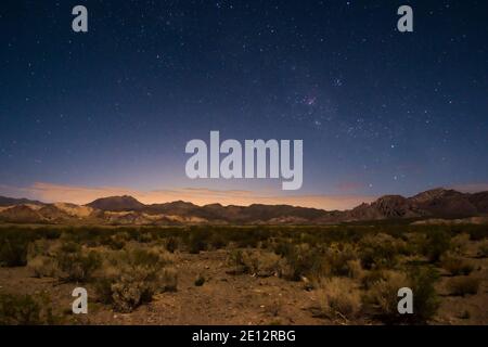 Cielo stellato notturno sopra il deserto vicino a Uspallata, Mendoza, Argentina. Foto Stock