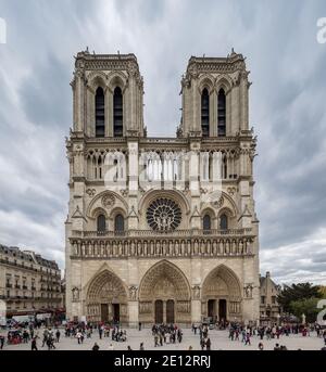 Parigi Francia 29 aprile 2013 Vista a colori della plancia Della Cattedrale di Notre Dame Foto Stock