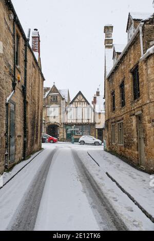 Witney Street guardando verso la strada alta nella neve. Burford, Cotswolds, Oxfordshire, Inghilterra Foto Stock