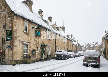 Il Royal Oak pub nella neve in Witney Street a natale. Burford, Cotswolds, Oxfordshire, Inghilterra Foto Stock