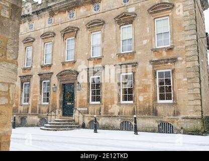 La Grande Casa in Witney Street nella neve. Burford, Cotswolds, Oxfordshire, Inghilterra Foto Stock