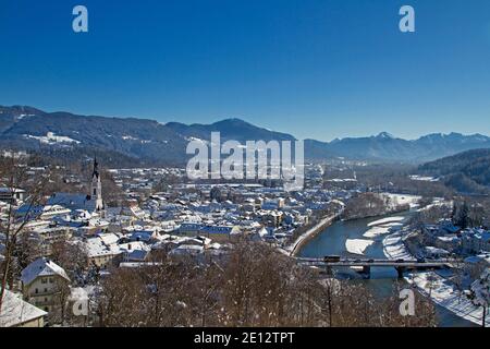 Vista dal Calvario sulla Snowy Isarwinkel con il Capitale Bad Tölz Foto Stock