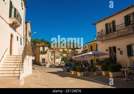 Semproniano, Toscana - 5 settembre 2020. Un bar tranquillo nello storico borgo medievale di Semproniano nella provincia di Grosseto, Toscana, Italia Foto Stock