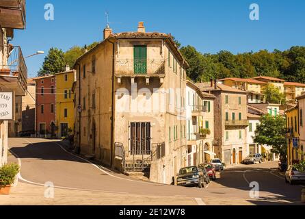 Semproniano, Toscana - 5 settembre 2020. Una strada nello storico borgo medievale di Semproniano nella provincia di Grosseto, Toscana, Italia Foto Stock