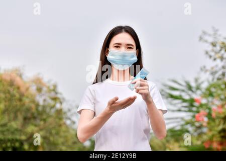 Le donne asiatiche usano il gel di alcool pulendo le mani proteggono il coronavirus covid19 Foto Stock