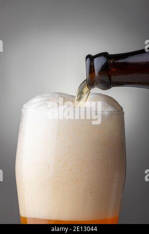 Birra di versamento Foto Stock