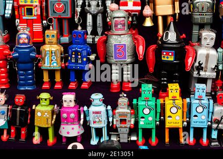 Pechino, Cina Tin Toy robot in vendita al Panjiayuan Antique Market Foto Stock