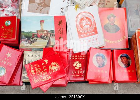 Pechino, Cina : Libro Rosso di Mao, e opuscoli comunisti al mercato dell'antiquariato di Panjiayuan. Foto Stock