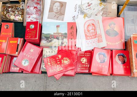 Pechino, Cina : Libro Rosso di Mao e opuscoli comunisti al mercato dell'antiquariato di Panjiayuan. Foto Stock
