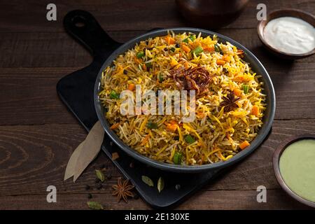 Pulao una specialità indiana, un piatto di riso con chutney di menta Foto Stock