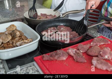 Lo chef arrostite di maiale in Pan per un delizioso piatto principale Foto Stock