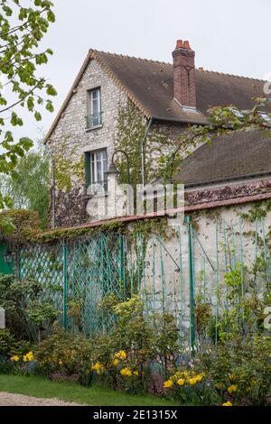 Giardino letto e casa a Monet's Garden a Giverny, Normandia Foto Stock